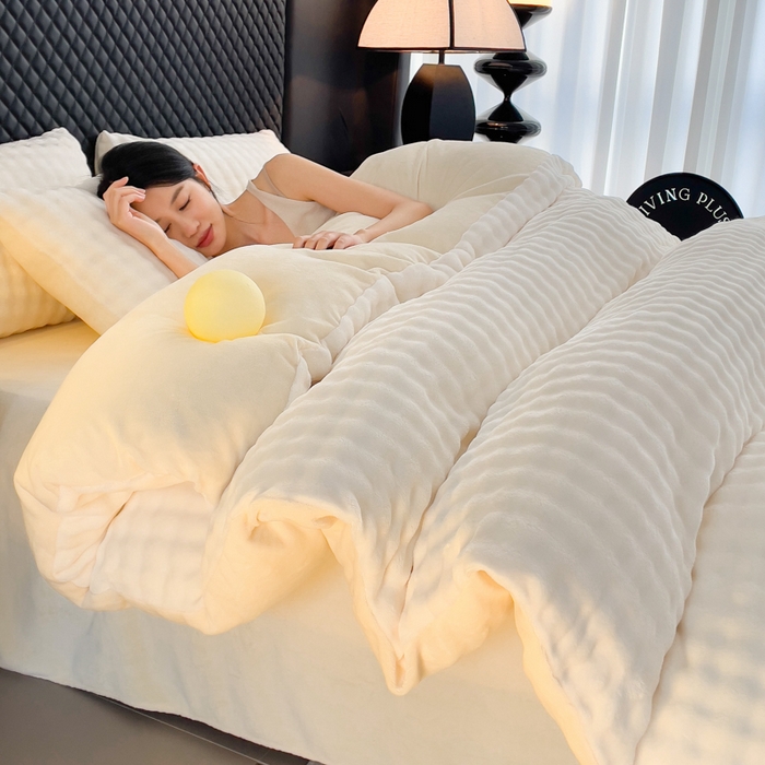 91家纺网 家纺一手货源 找家纺 言熙居家纺 2025新款加厚高克重兔兔绒牛奶绒四件套 晨曦白