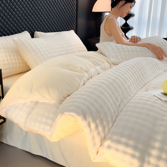 91家纺网 家纺一手货源 找家纺 言熙居家纺 2025新款加厚高克重兔兔绒牛奶绒四件套 晨曦白