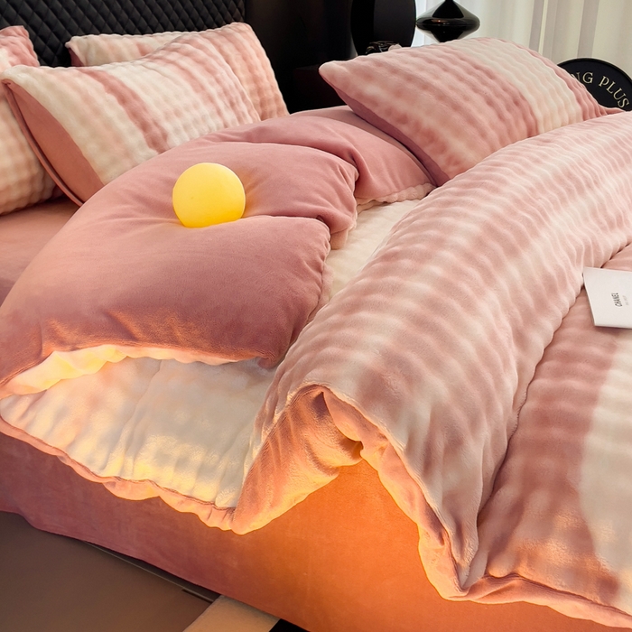 91家纺网 家纺一手货源 找家纺 言熙居家纺 2025新款加厚高克重兔兔绒牛奶绒四件套 云雾粉