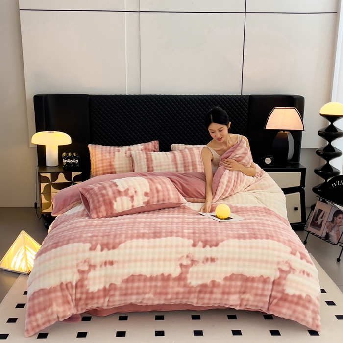 91家纺网 家纺一手货源 找家纺 言熙居家纺 2025新款加厚高克重兔兔绒牛奶绒四件套 云雾粉