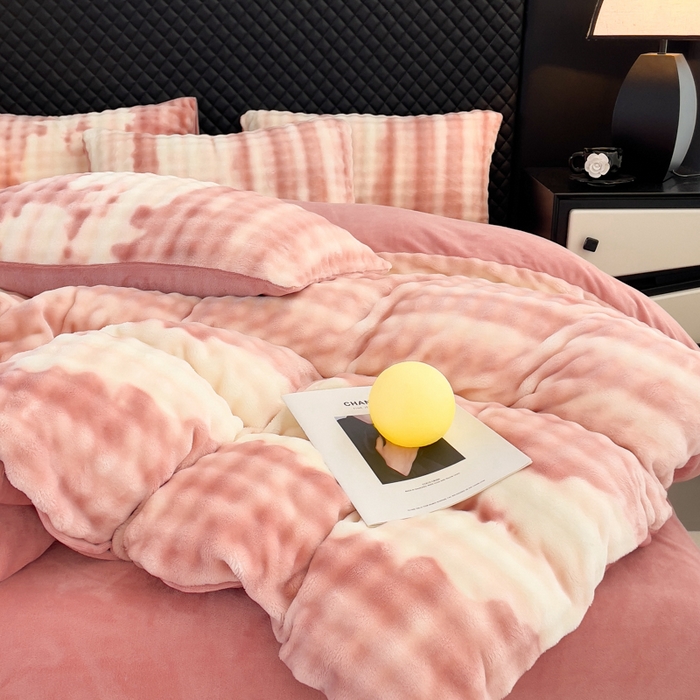 91家纺网 家纺一手货源 找家纺 言熙居家纺 2025新款加厚高克重兔兔绒牛奶绒四件套 云雾粉