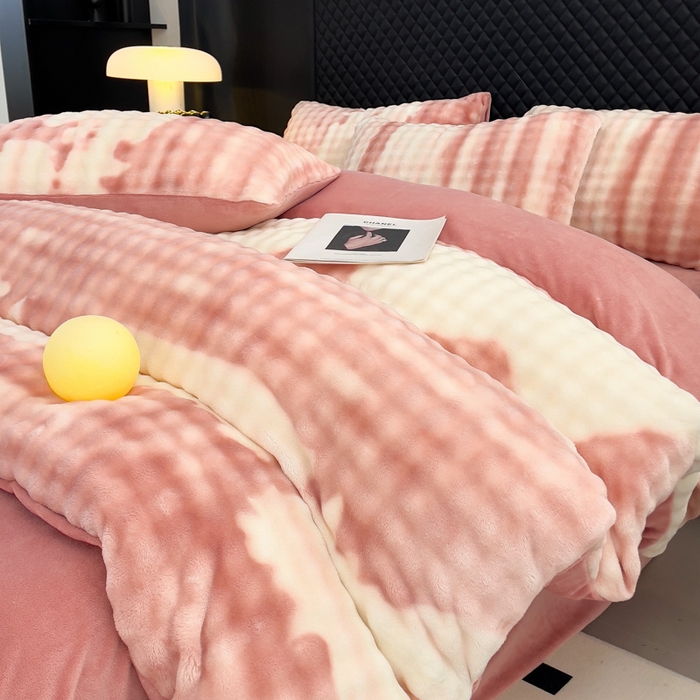 91家纺网 家纺一手货源 找家纺 言熙居家纺 2025新款加厚高克重兔兔绒牛奶绒四件套 云雾粉