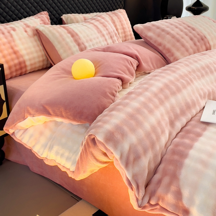 91家纺网 家纺一手货源 找家纺 言熙居家纺 2025新款加厚高克重兔兔绒牛奶绒四件套 云雾粉