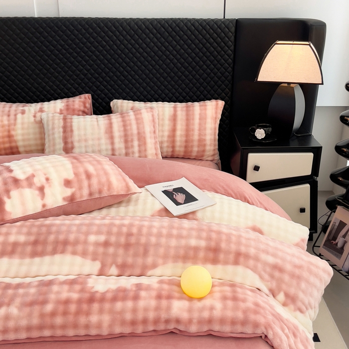 91家纺网 家纺一手货源 找家纺 言熙居家纺 2025新款加厚高克重兔兔绒牛奶绒四件套 云雾粉