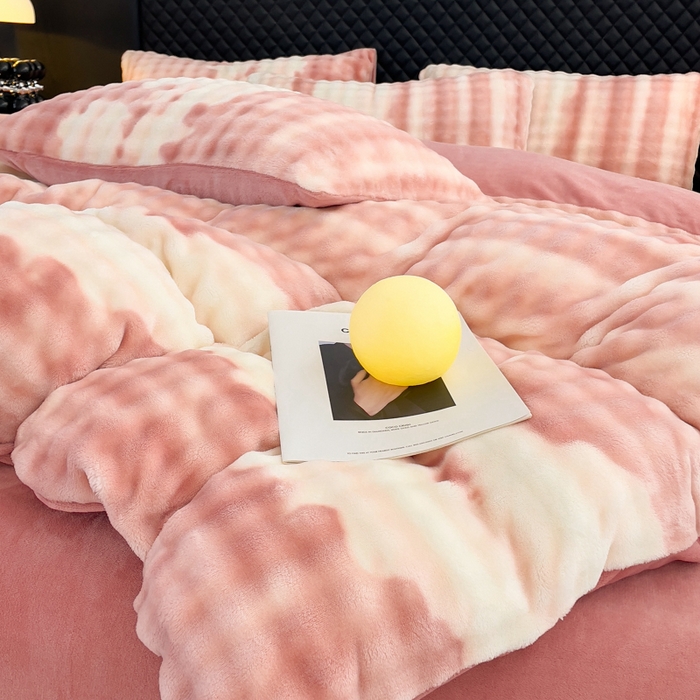 91家纺网 家纺一手货源 找家纺 言熙居家纺 2025新款加厚高克重兔兔绒牛奶绒四件套 云雾粉