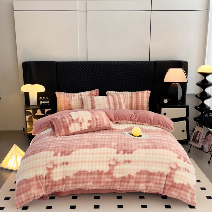 91家纺网 家纺一手货源 找家纺 言熙居家纺 2025新款加厚高克重兔兔绒牛奶绒四件套 云雾粉