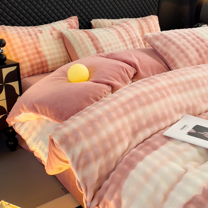 91家纺网 家纺一手货源 找家纺 言熙居家纺 2025新款加厚高克重兔兔绒牛奶绒四件套 云雾粉