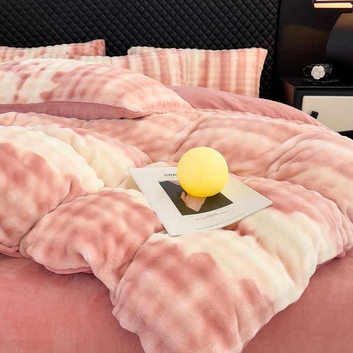 91家纺网 家纺一手货源 找家纺 言熙居家纺 2025新款加厚高克重兔兔绒牛奶绒四件套 云雾粉