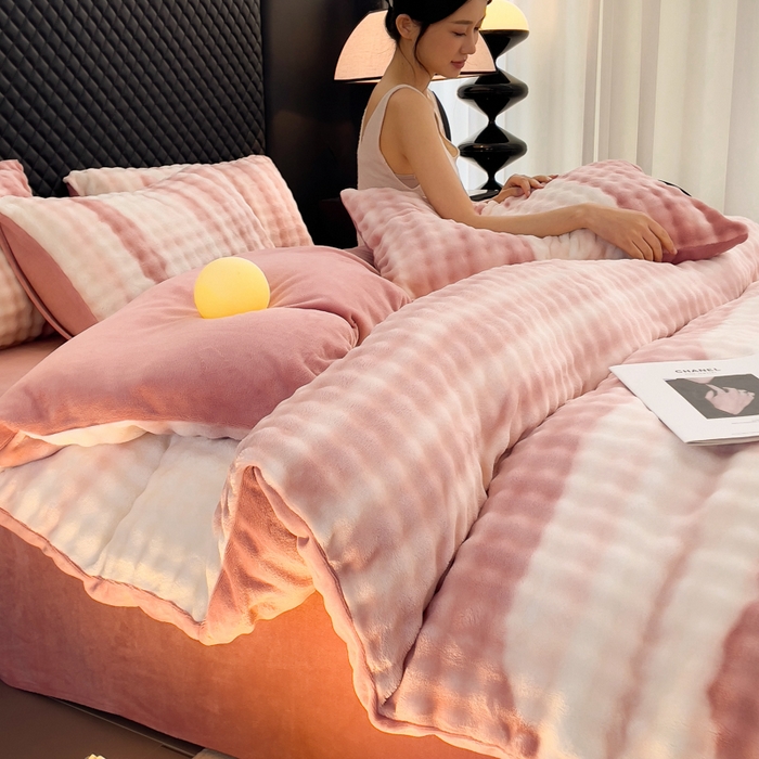 91家纺网 家纺一手货源 找家纺 言熙居家纺 2025新款加厚高克重兔兔绒牛奶绒四件套 云雾粉