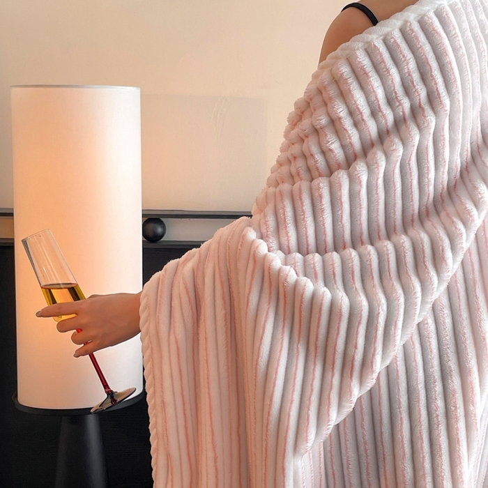 91家纺网 家纺一手货源 找家纺 蓝极人 2025新款亲肤舒适成品抽条阳离子毛毯毯子 阳离子-粉