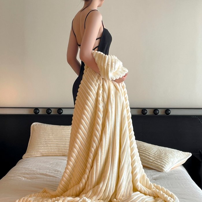 91家纺网 家纺一手货源 找家纺 蓝极人 2025新款亲肤舒适成品抽条阳离子毛毯毯子 阳离子-黄