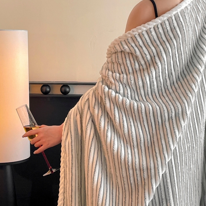 91家纺网 家纺一手货源 找家纺 蓝极人 2025新款亲肤舒适成品抽条阳离子毛毯毯子 阳离子-灰