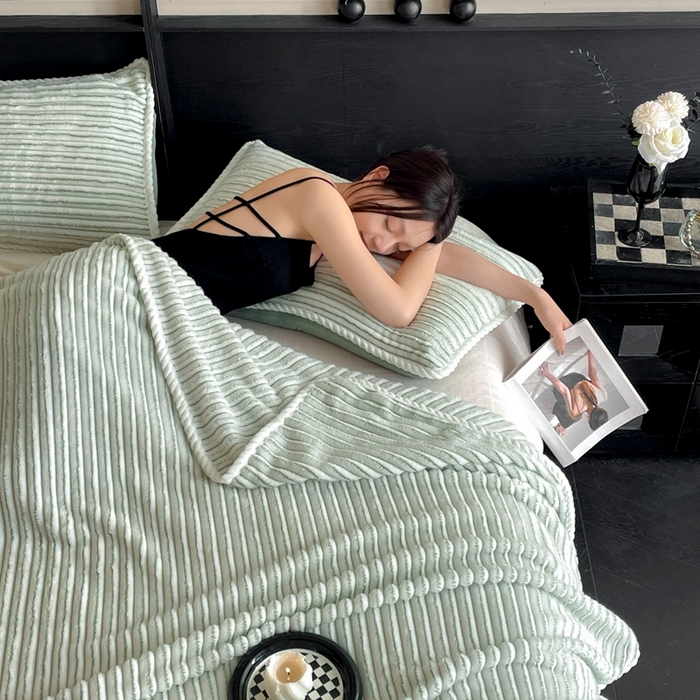 91家纺网 家纺一手货源 找家纺 蓝极人 2025新款亲肤舒适成品抽条阳离子毛毯毯子 阳离子-绿