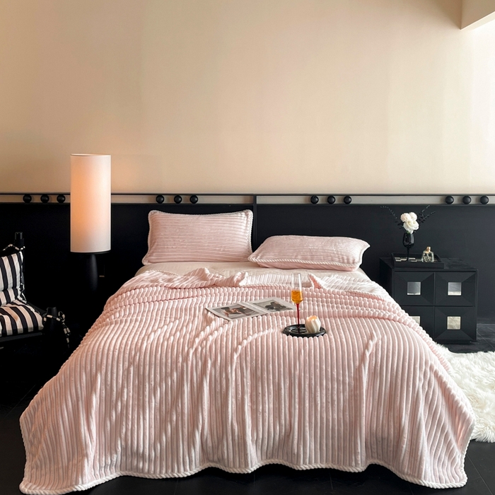 91家纺网 家纺一手货源 找家纺 酱子 2025新款亲肤舒适成品抽条阳离子毛毯毯子 阳离子-粉