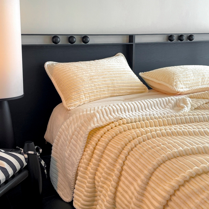 91家纺网 家纺一手货源 找家纺 酱子 2025新款亲肤舒适成品抽条阳离子毛毯毯子 阳离子-黄