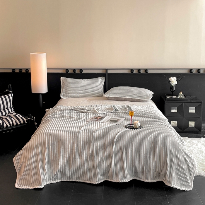 91家纺网 家纺一手货源 找家纺 酱子 2025新款亲肤舒适成品抽条阳离子毛毯毯子 阳离子-灰