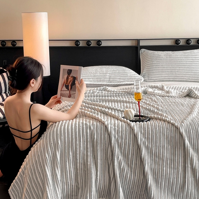 91家纺网 家纺一手货源 找家纺 酱子 2025新款亲肤舒适成品抽条阳离子毛毯毯子 阳离子-灰