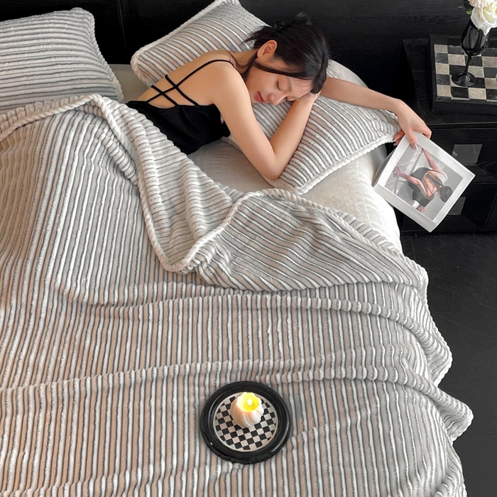 91家纺网 家纺一手货源 找家纺 酱子 2025新款亲肤舒适成品抽条阳离子毛毯毯子 阳离子-灰