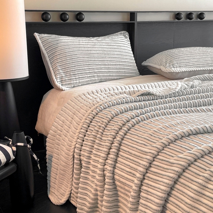 91家纺网 家纺一手货源 找家纺 酱子 2025新款亲肤舒适成品抽条阳离子毛毯毯子 阳离子-灰