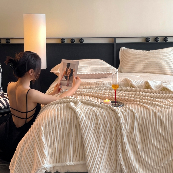 91家纺网 家纺一手货源 找家纺 酱子 2025新款亲肤舒适成品抽条阳离子毛毯毯子 阳离子-咖