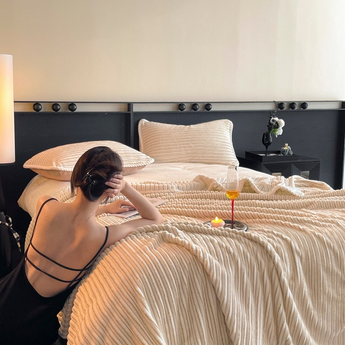 91家纺网 家纺一手货源 找家纺 酱子 2025新款亲肤舒适成品抽条阳离子毛毯毯子 阳离子-咖