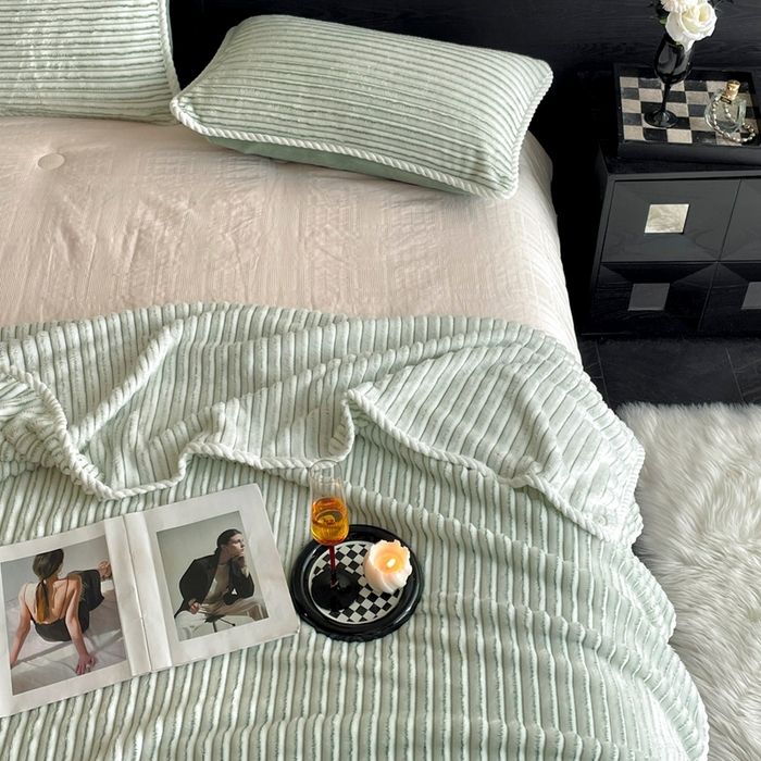 91家纺网 家纺一手货源 找家纺 酱子 2025新款亲肤舒适成品抽条阳离子毛毯毯子 阳离子-绿