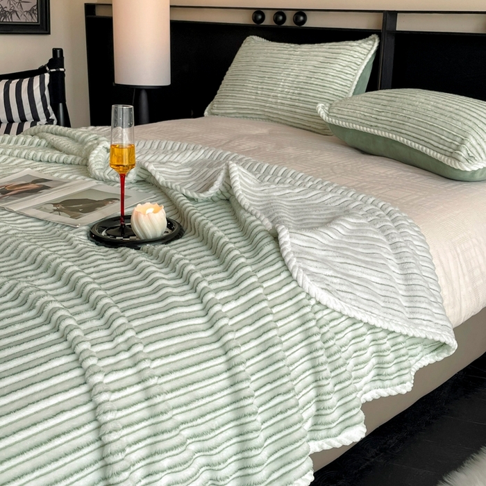 91家纺网 家纺一手货源 找家纺 酱子 2025新款亲肤舒适成品抽条阳离子毛毯毯子 阳离子-绿