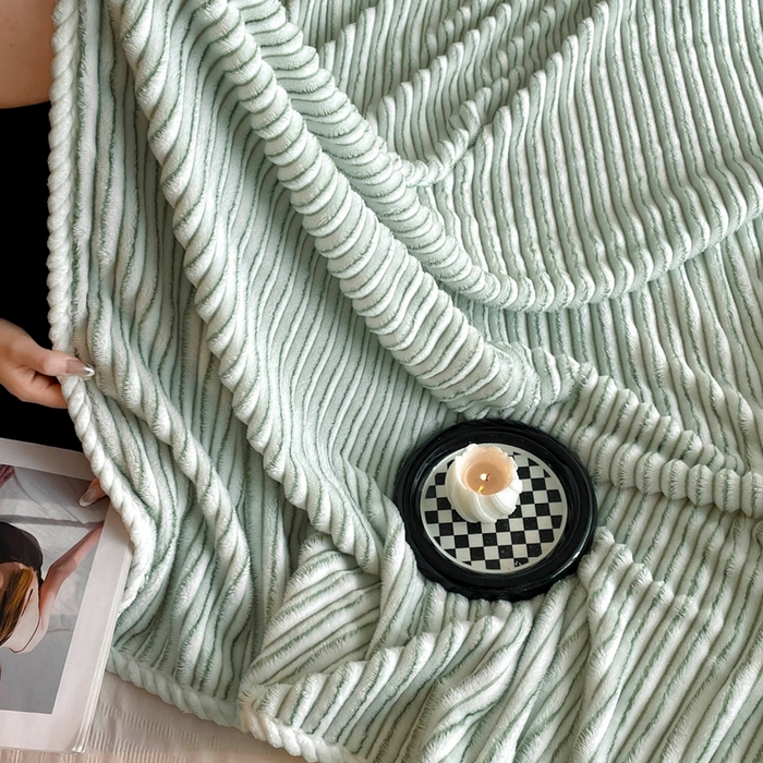 91家纺网 家纺一手货源 找家纺 酱子 2025新款亲肤舒适成品抽条阳离子毛毯毯子 阳离子-绿