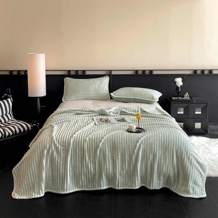 91家纺网 家纺一手货源 找家纺 酱子 2025新款亲肤舒适成品抽条阳离子毛毯毯子 阳离子-绿