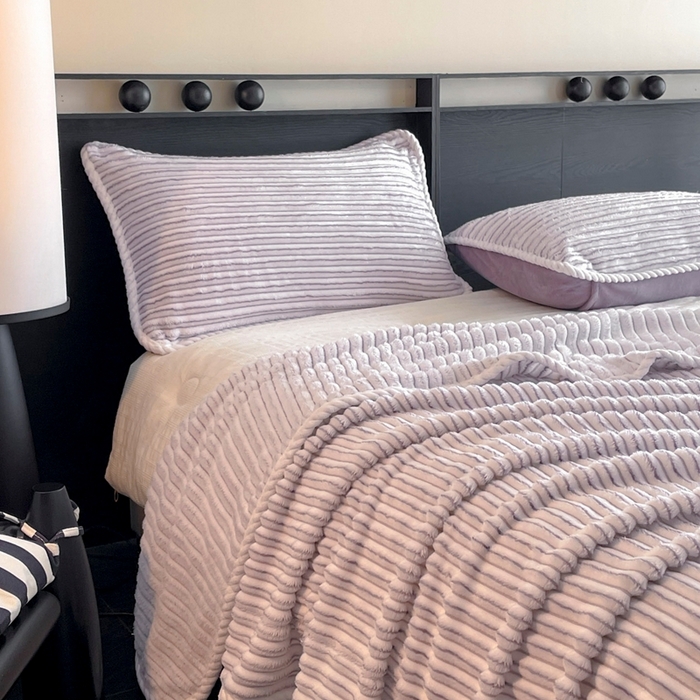 91家纺网 家纺一手货源 找家纺 酱子 2025新款亲肤舒适成品抽条阳离子毛毯毯子 阳离子-紫