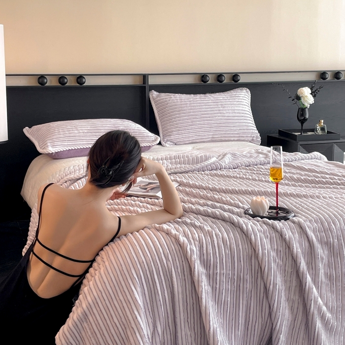 91家纺网 家纺一手货源 找家纺 酱子 2025新款亲肤舒适成品抽条阳离子毛毯毯子 阳离子-紫