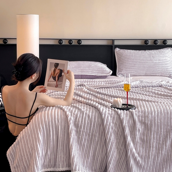 91家纺网 家纺一手货源 找家纺 酱子 2025新款亲肤舒适成品抽条阳离子毛毯毯子 阳离子-紫