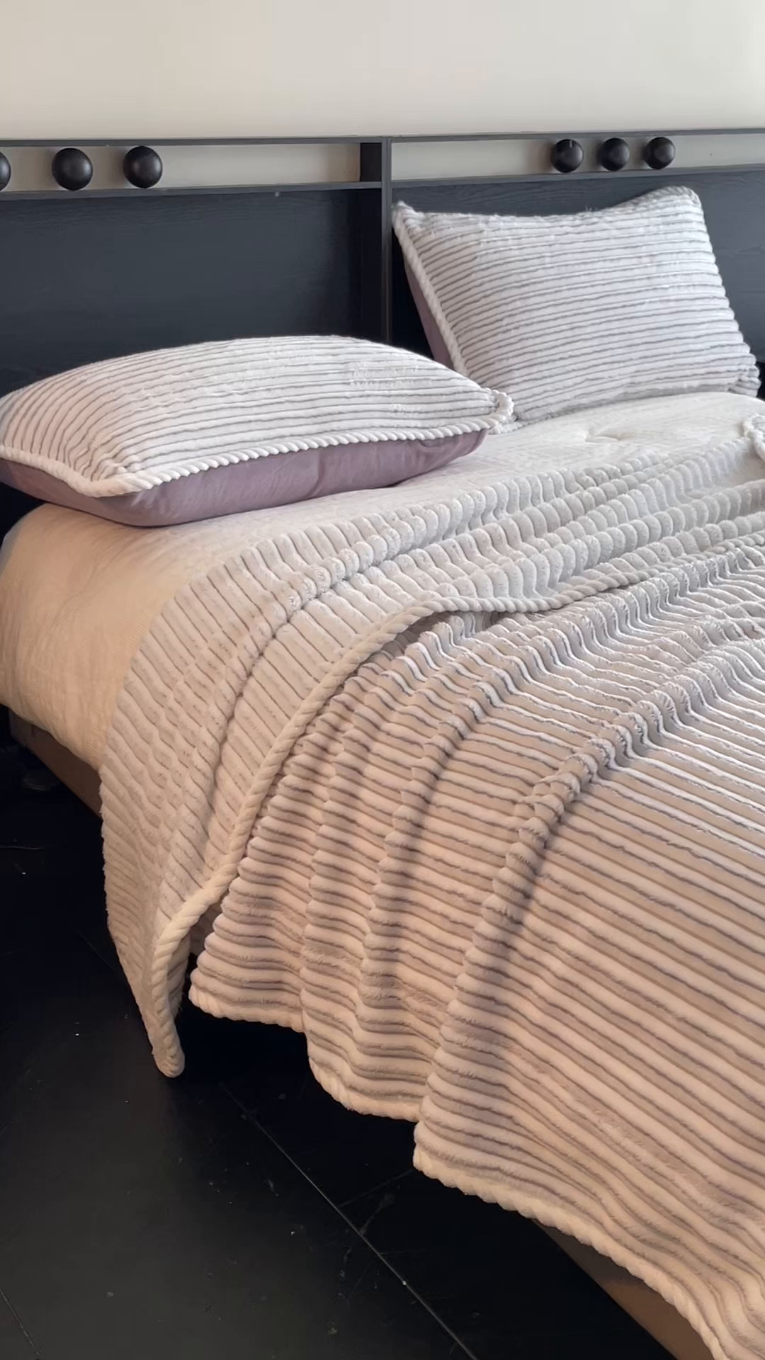 91家纺网 家纺一手货源 找家纺 酱子 2025新款亲肤舒适成品抽条阳离子毛毯毯子 阳离子-紫