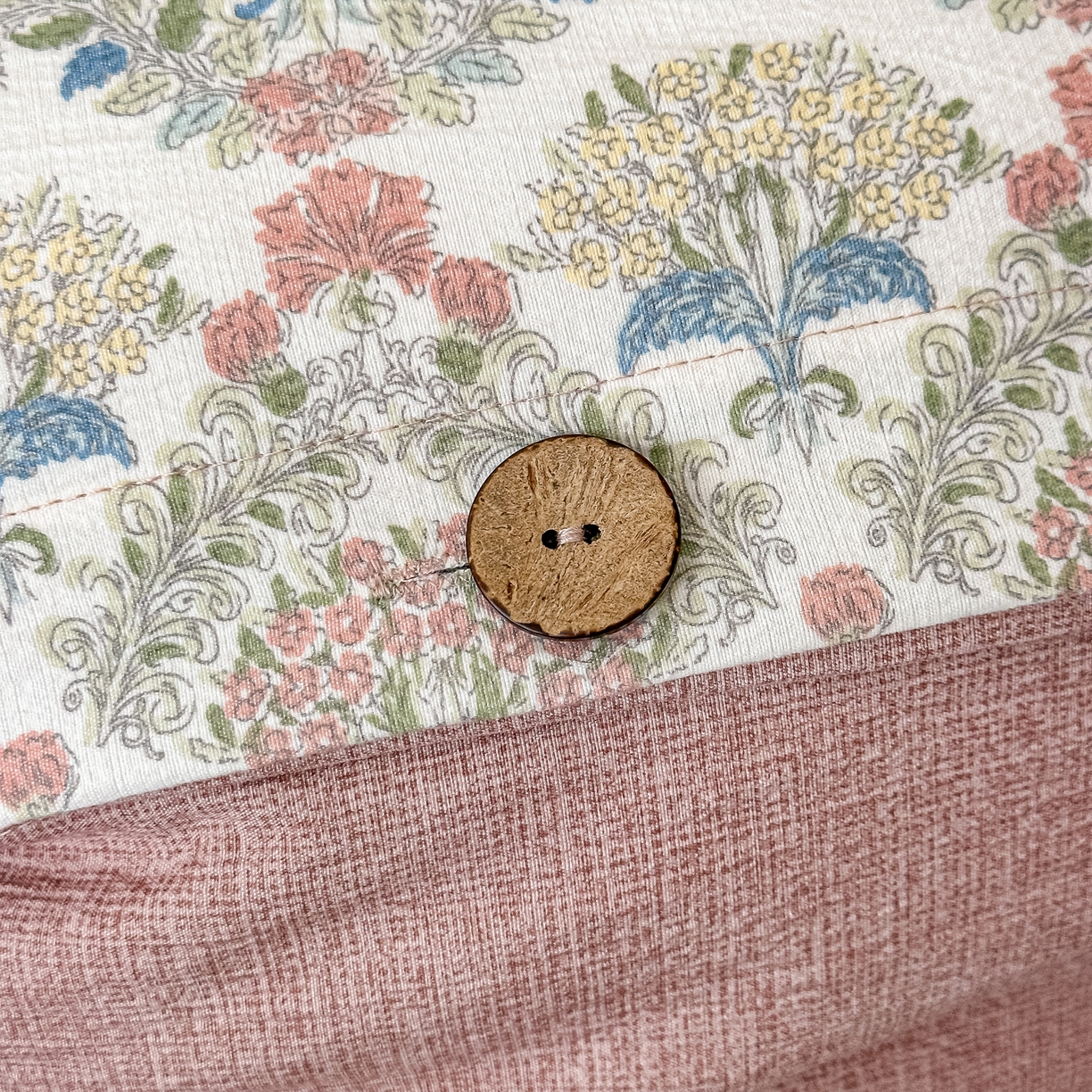 91家纺网 家纺一手货源 找家纺 富米莱（原臻工厂） 2025秋冬新品加厚高克重原麻复古风亚麻高端纽扣款床盖床单四件套 纽扣款-百合欢