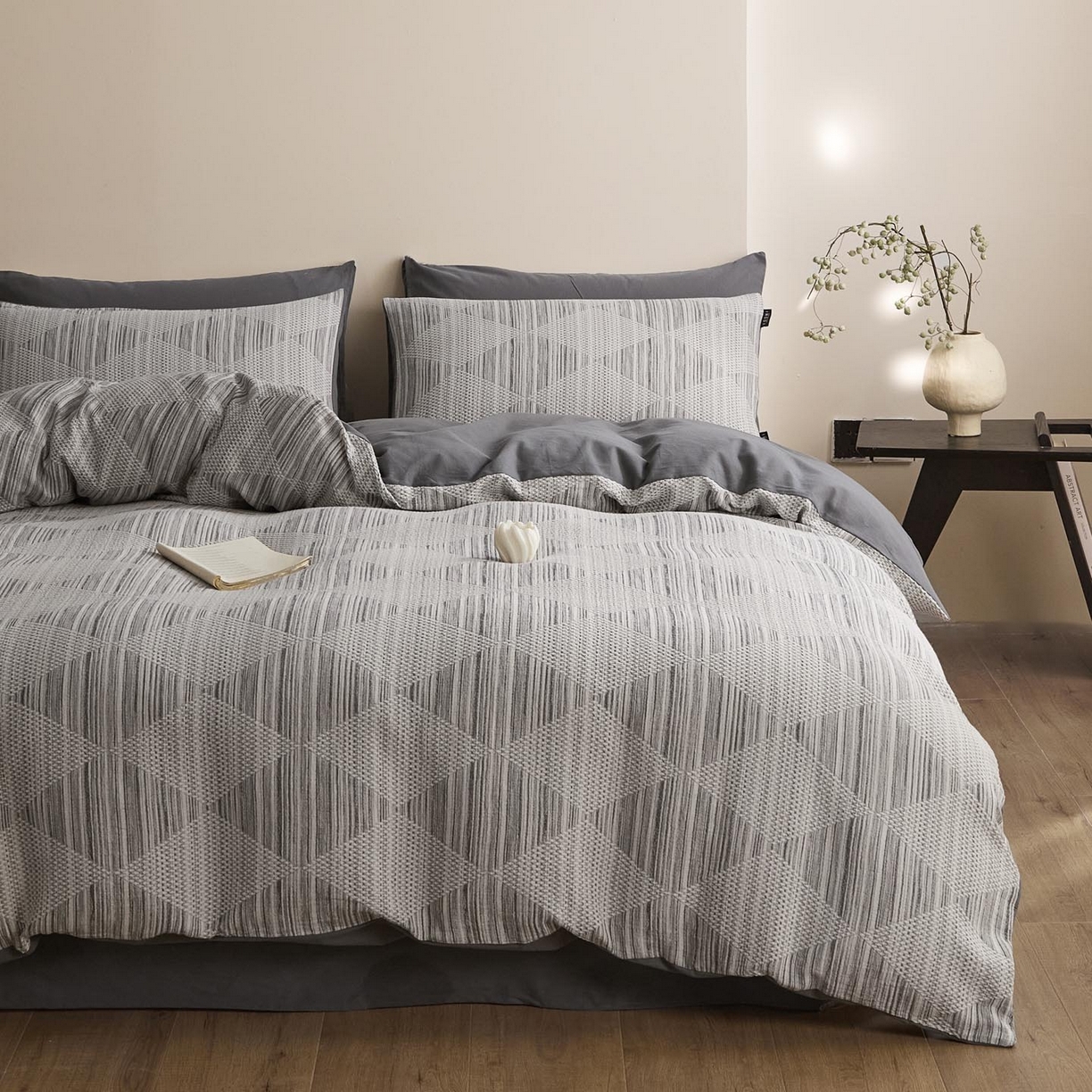 91家纺网 家纺一手货源 找家纺 （总）涵宸家纺 2025新款简约款全棉磨毛提花四件套-未眠