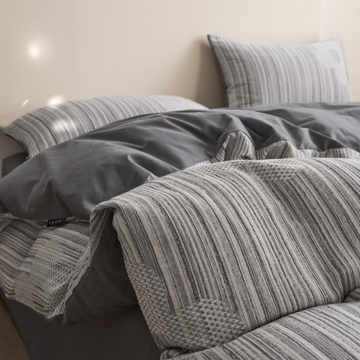 91家纺网 家纺一手货源 找家纺 涵宸家纺 2025新款简约款全棉磨毛提花四件套-未眠 白兰度-灰