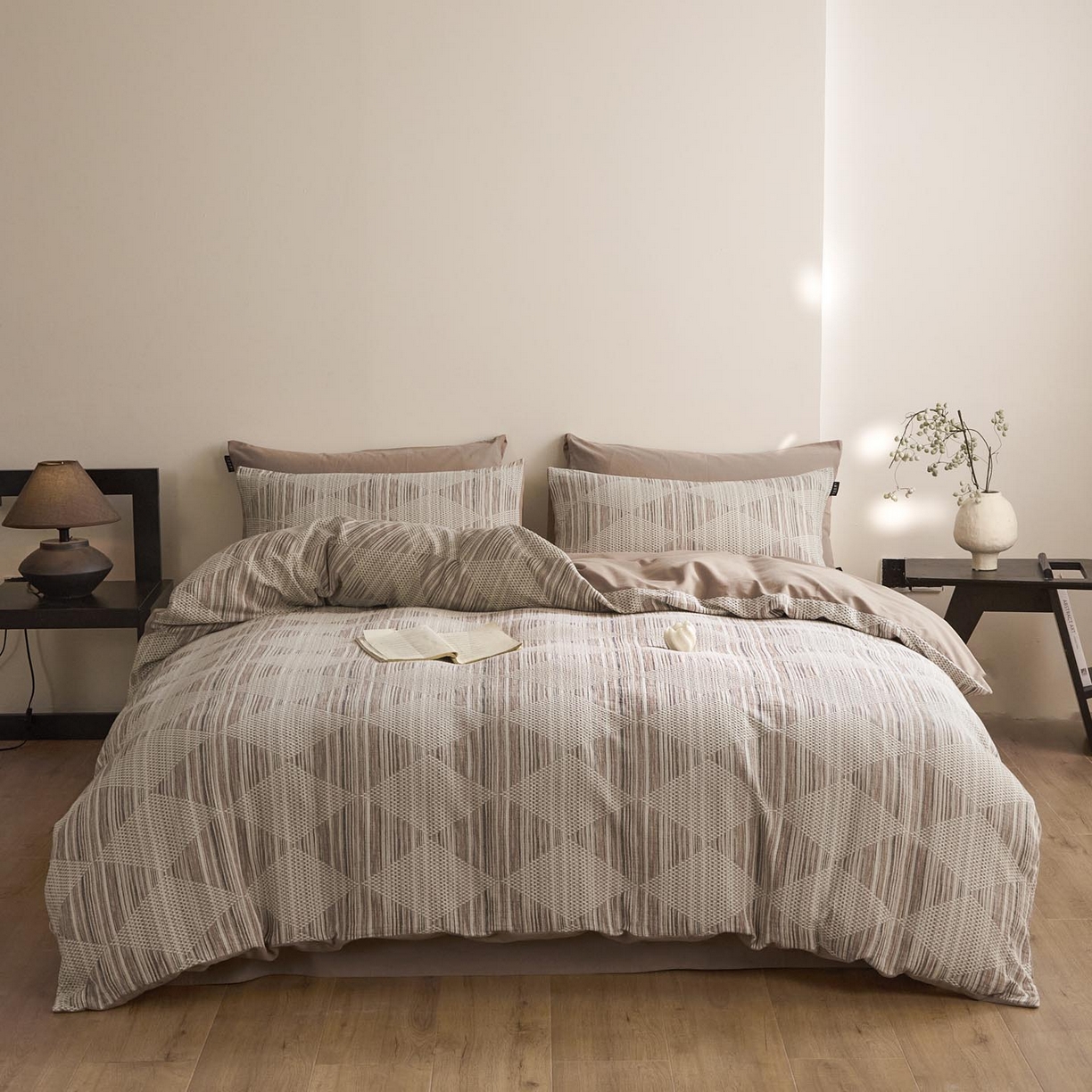 91家纺网 家纺一手货源 找家纺 涵宸家纺 2025新款简约款全棉磨毛提花四件套-未眠 兰卡威-咖