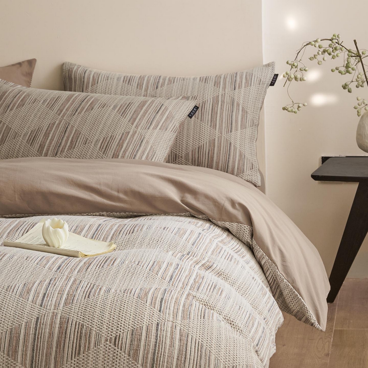 91家纺网 家纺一手货源 找家纺 涵宸家纺 2025新款简约款全棉磨毛提花四件套-未眠 兰卡威-咖