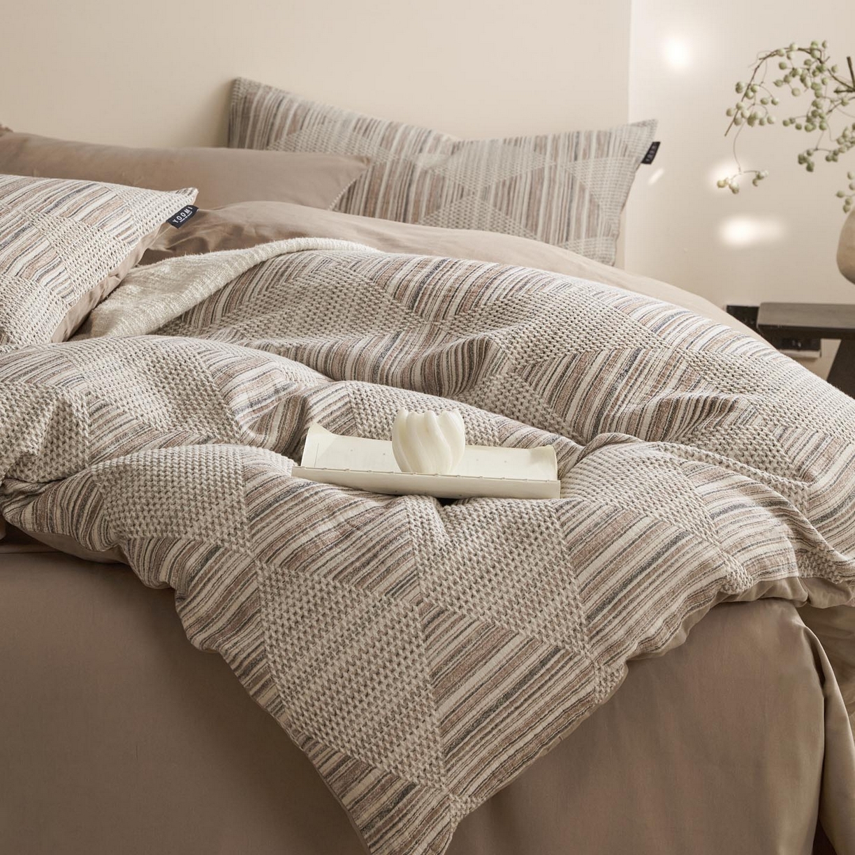 91家纺网 家纺一手货源 找家纺 涵宸家纺 2025新款简约款全棉磨毛提花四件套-未眠 兰卡威-咖