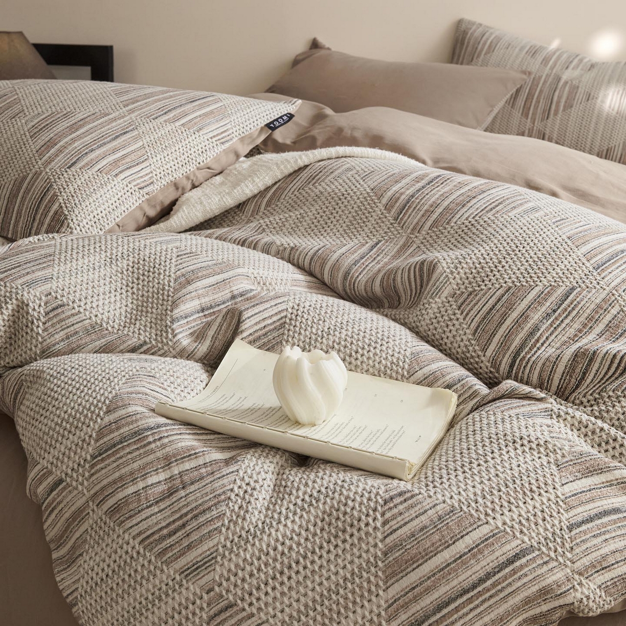 91家纺网 家纺一手货源 找家纺 涵宸家纺 2025新款简约款全棉磨毛提花四件套-未眠 兰卡威-咖