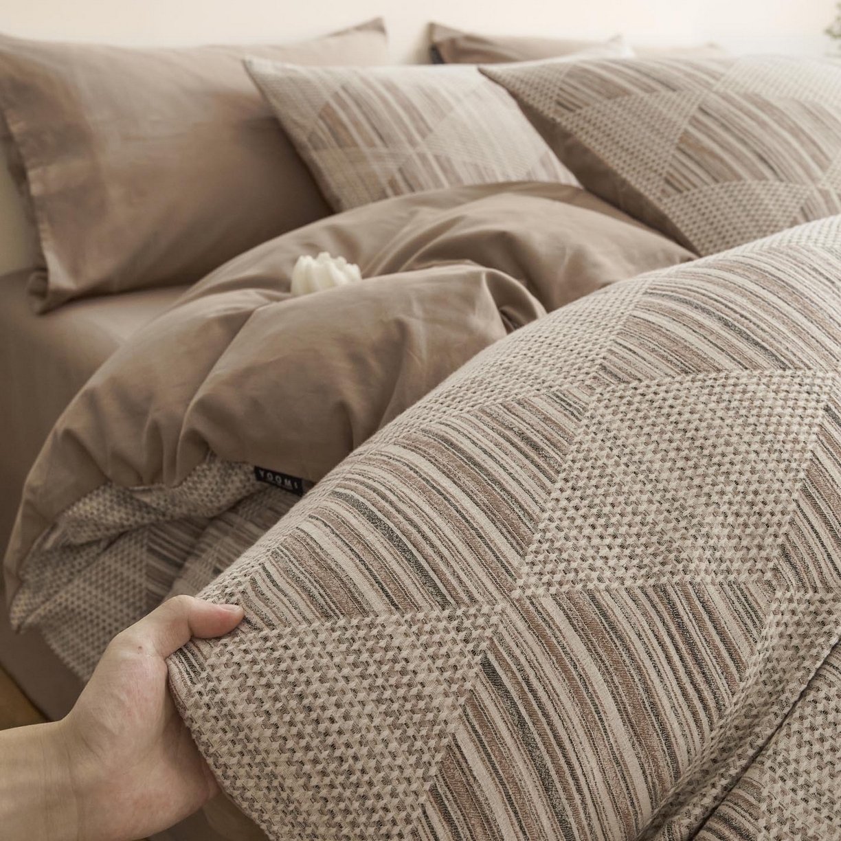 91家纺网 家纺一手货源 找家纺 涵宸家纺 2025新款简约款全棉磨毛提花四件套-未眠 兰卡威-咖