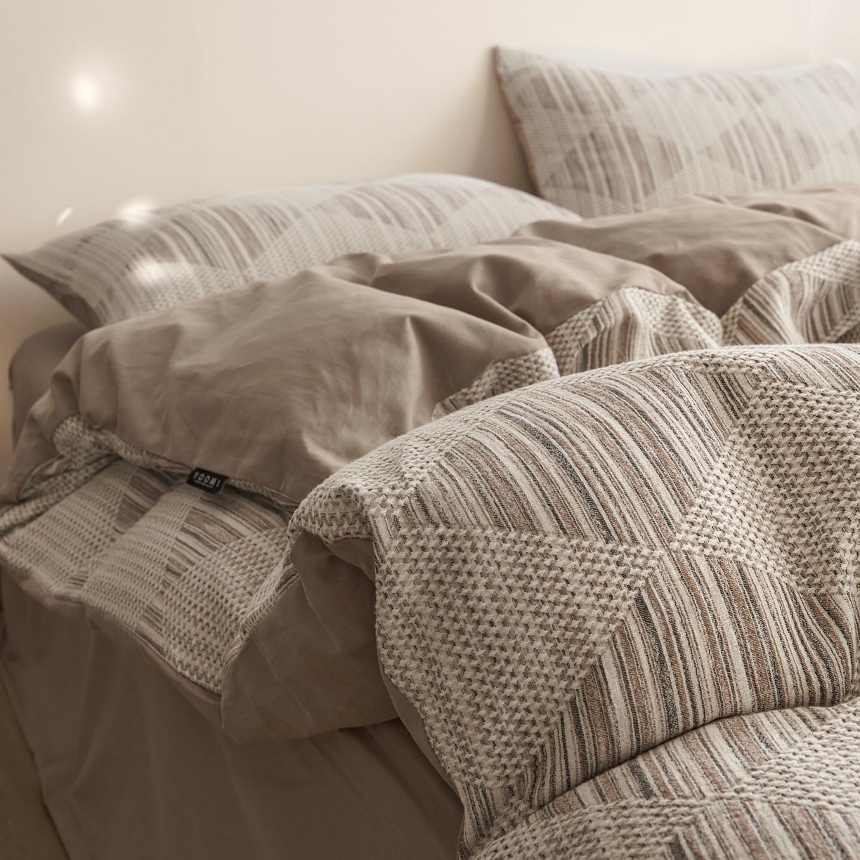 91家纺网 家纺一手货源 找家纺 涵宸家纺 2025新款简约款全棉磨毛提花四件套-未眠 兰卡威-咖