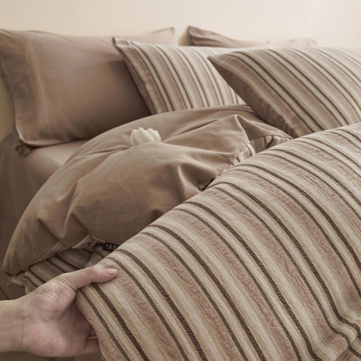 91家纺网 家纺一手货源 找家纺 涵宸家纺 2025新款简约款全棉磨毛提花四件套-未眠 维尼-咖