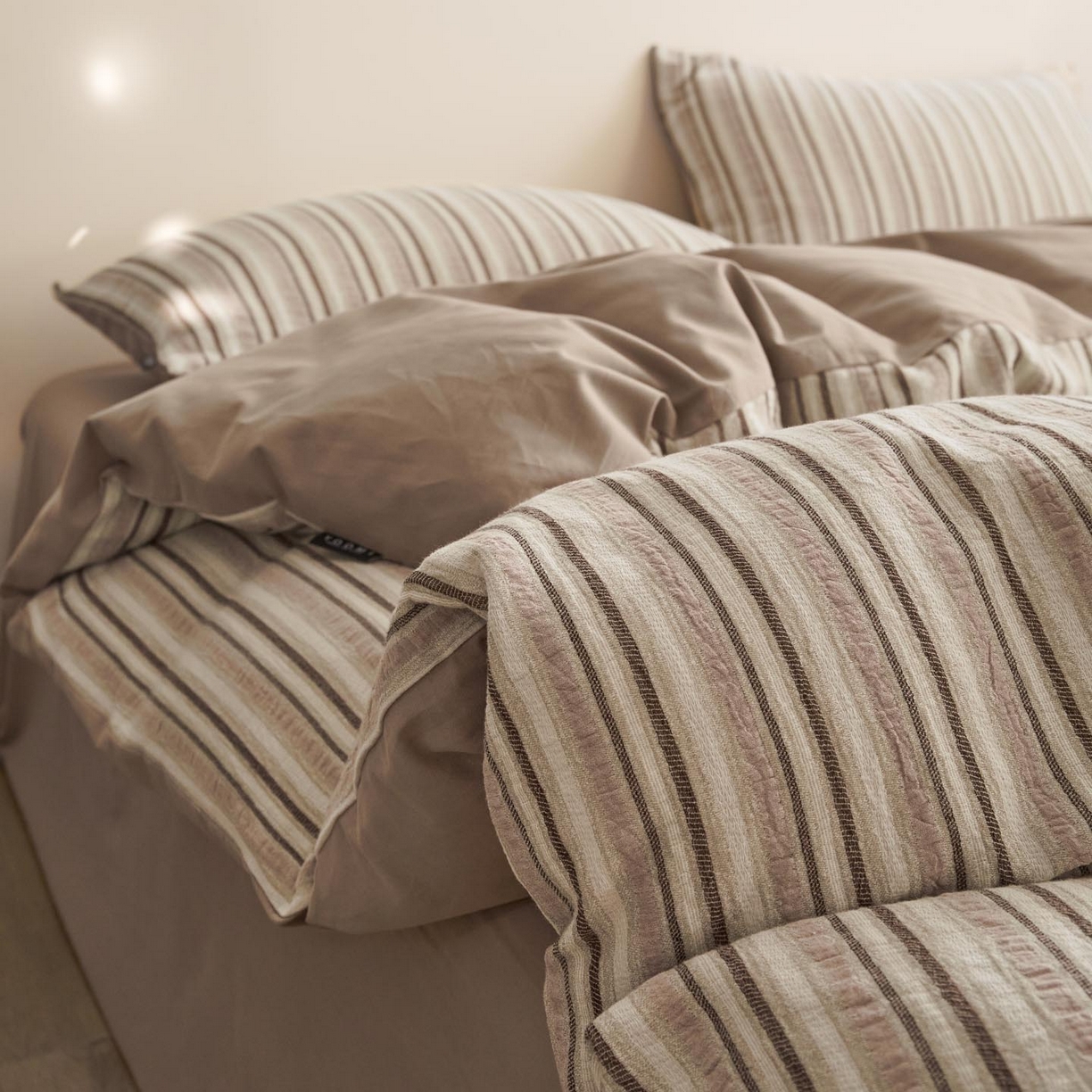 91家纺网 家纺一手货源 找家纺 涵宸家纺 2025新款简约款全棉磨毛提花四件套-未眠 维尼-咖