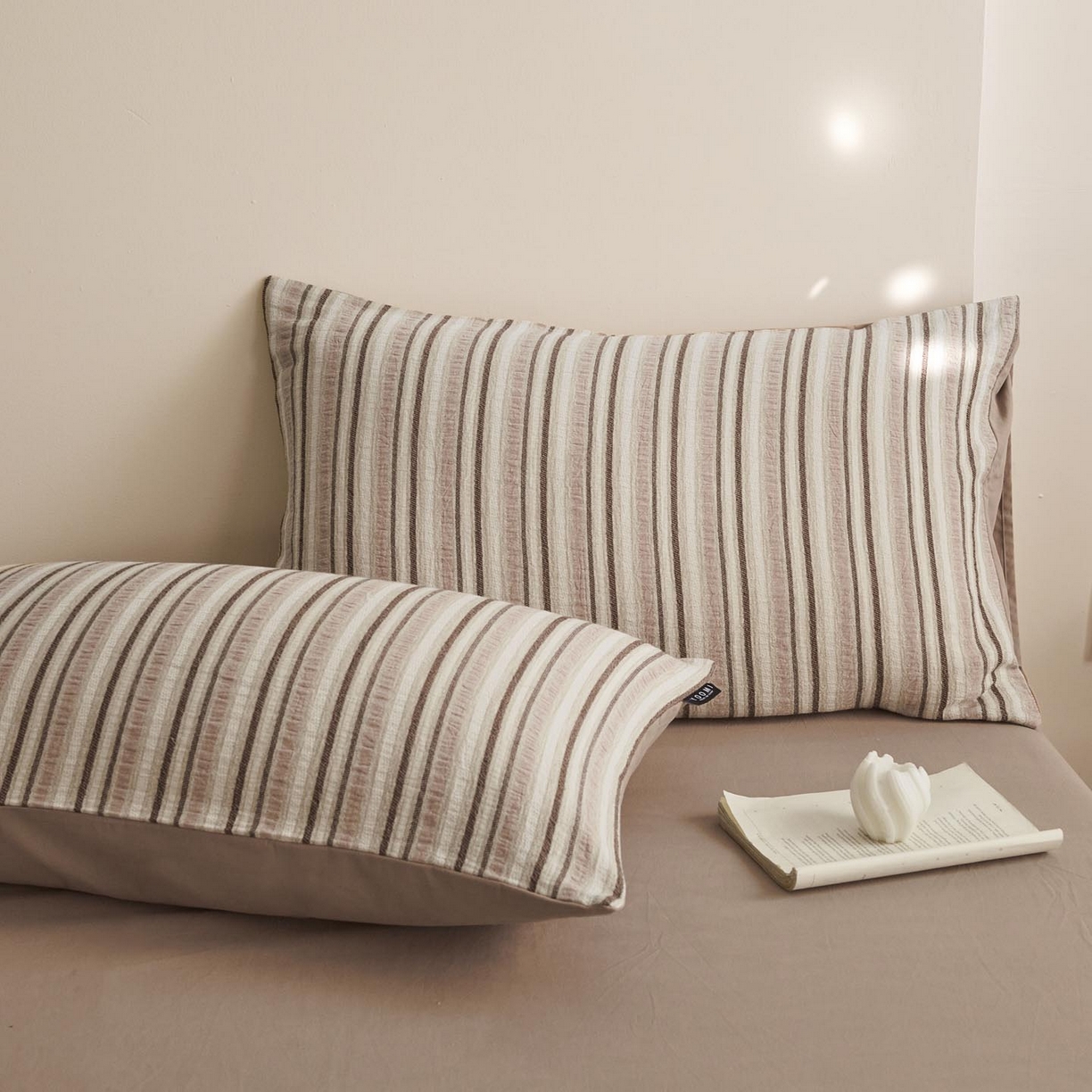 91家纺网 家纺一手货源 找家纺 涵宸家纺 2025新款简约款全棉磨毛提花四件套-未眠 维尼-咖