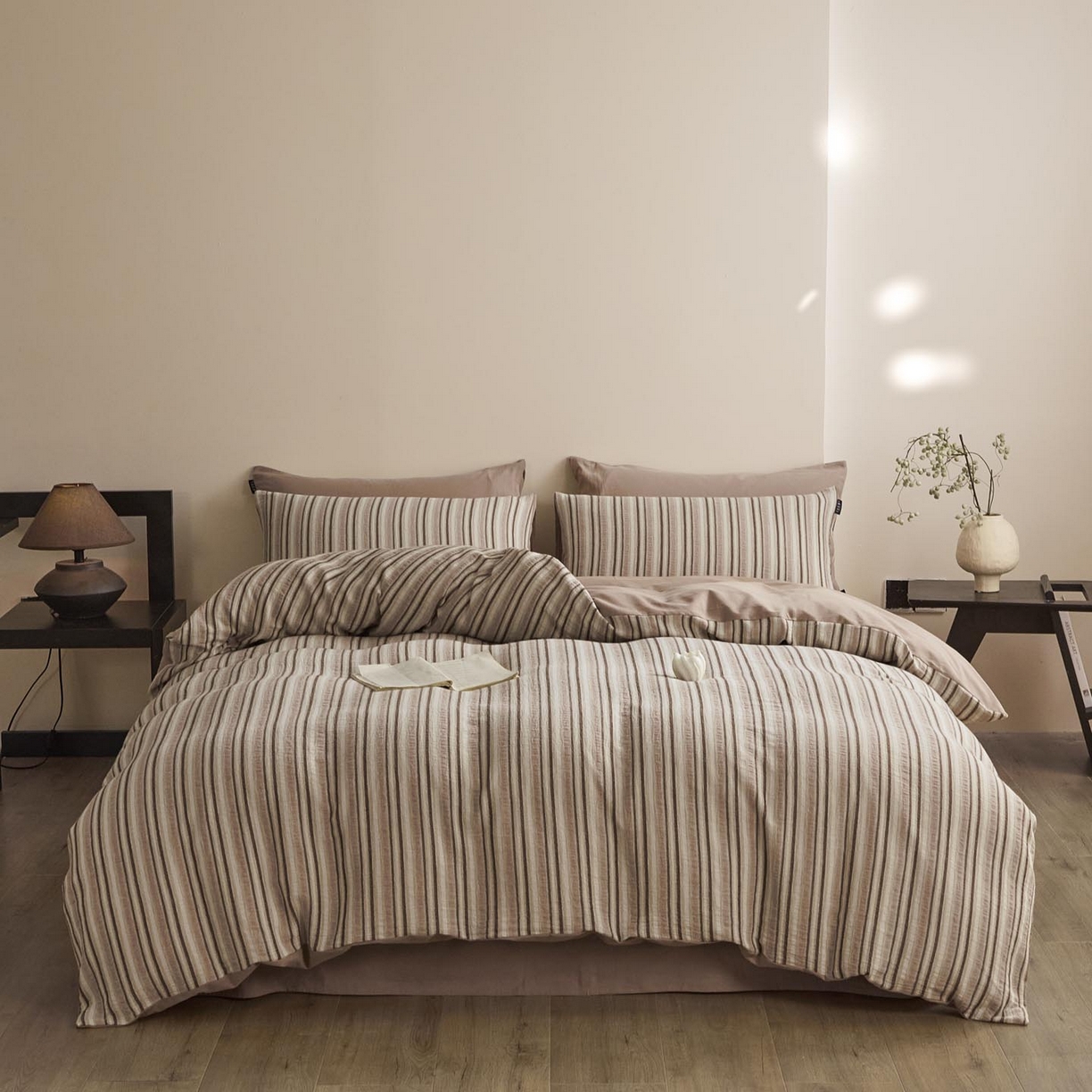 91家纺网 家纺一手货源 找家纺 涵宸家纺 2025新款简约款全棉磨毛提花四件套-未眠 维尼-咖