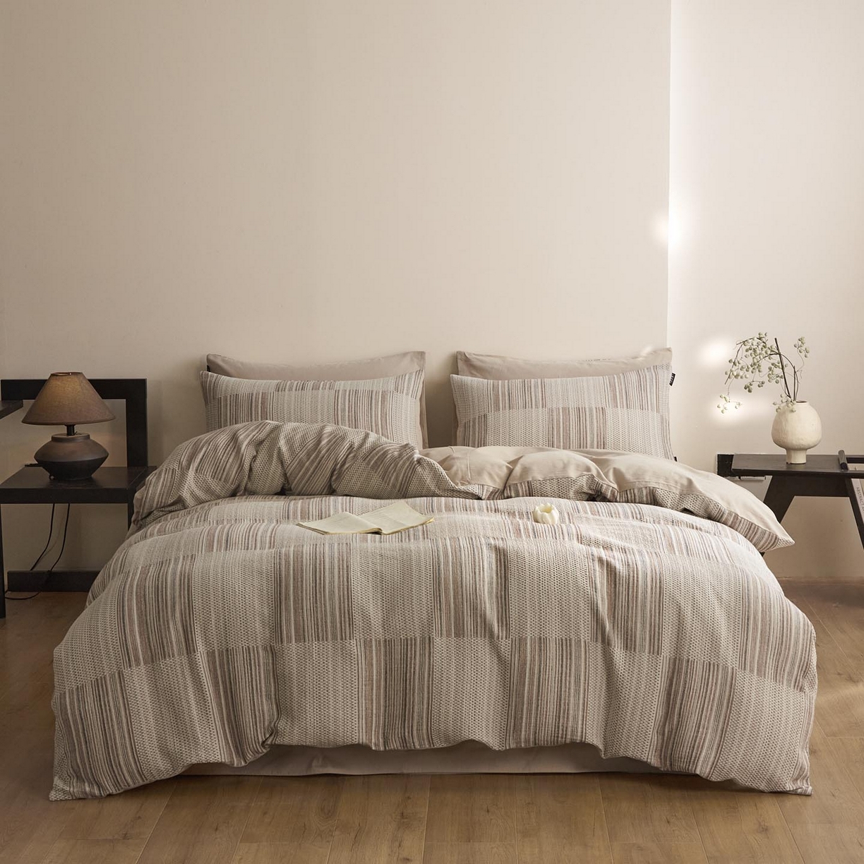 91家纺网 家纺一手货源 找家纺 涵宸家纺 2025新款简约款全棉磨毛提花四件套-未眠 尤里-咖