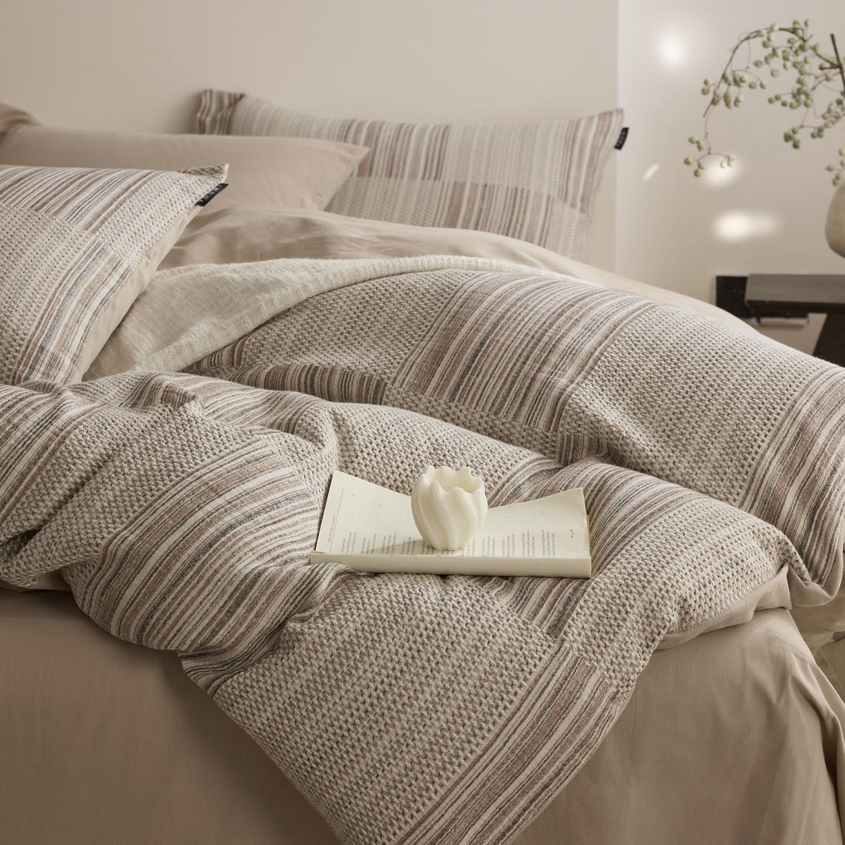 91家纺网 家纺一手货源 找家纺 涵宸家纺 2025新款简约款全棉磨毛提花四件套-未眠 尤里-咖