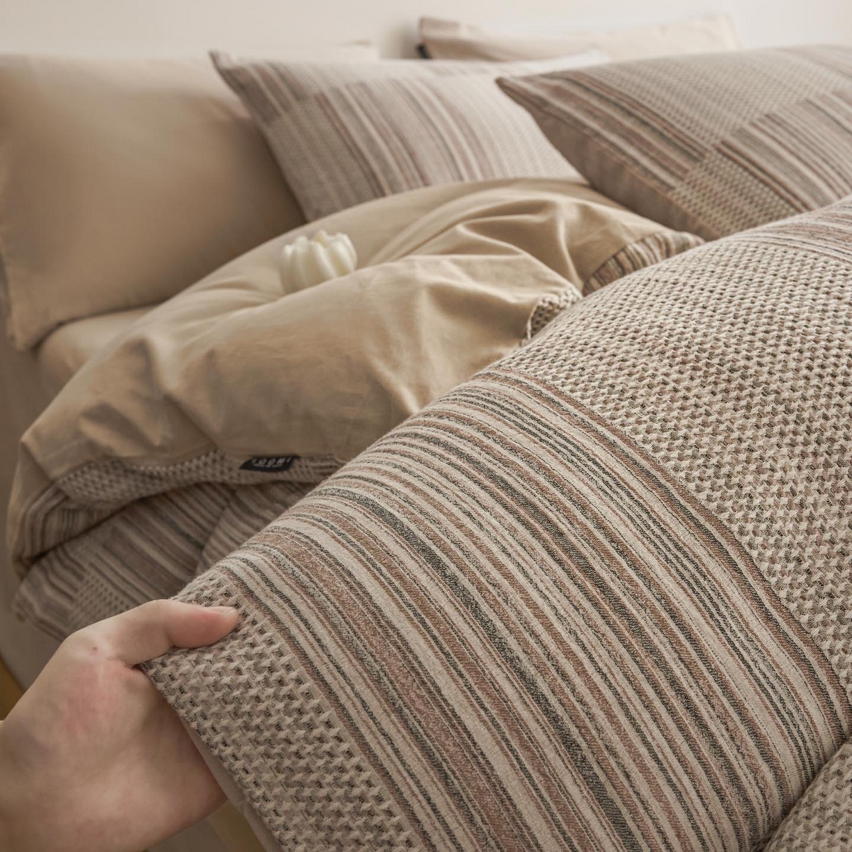 91家纺网 家纺一手货源 找家纺 涵宸家纺 2025新款简约款全棉磨毛提花四件套-未眠 尤里-咖