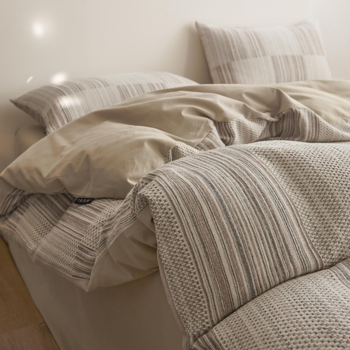 91家纺网 家纺一手货源 找家纺 涵宸家纺 2025新款简约款全棉磨毛提花四件套-未眠 尤里-咖